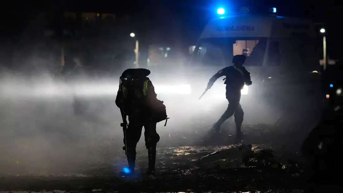 Am Unglücksort kommt es zu Plünderungsversuchen. - Bild: Juan Karita/AP/dpa
