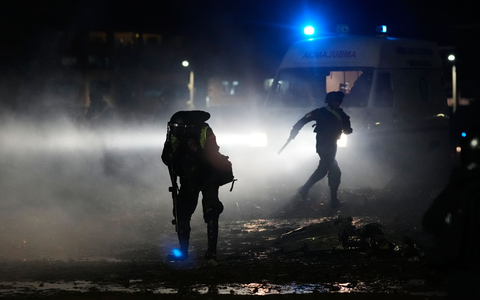 Am Unglücksort kommt es zu Plünderungsversuchen. - Foto: Juan Karita/AP/dpa