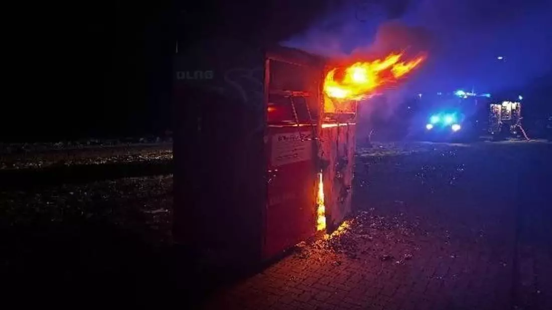 POL-STD: Unbekannte stecken Altkleidercontainer in Apensen in Brand - Polizei sucht Zeugen - Einbrecher in Stader Gaststätte - Bild: presseportal.de