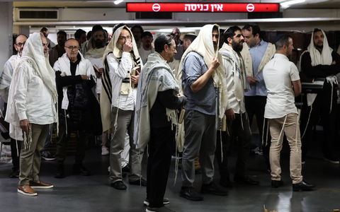 Menschen in Israel harrten in Schutzräumen aus.  - Foto: Oren Ziv/dpa