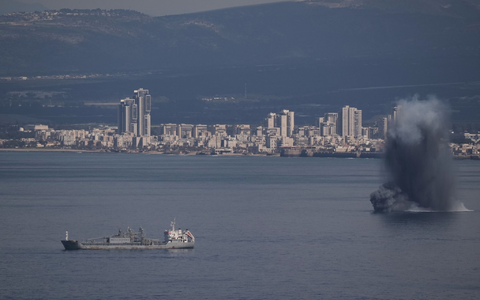 Blick auf die Bucht von Haifa, wo ein Geschoss explodiert. - Foto: Leo Correa/AP/dpa