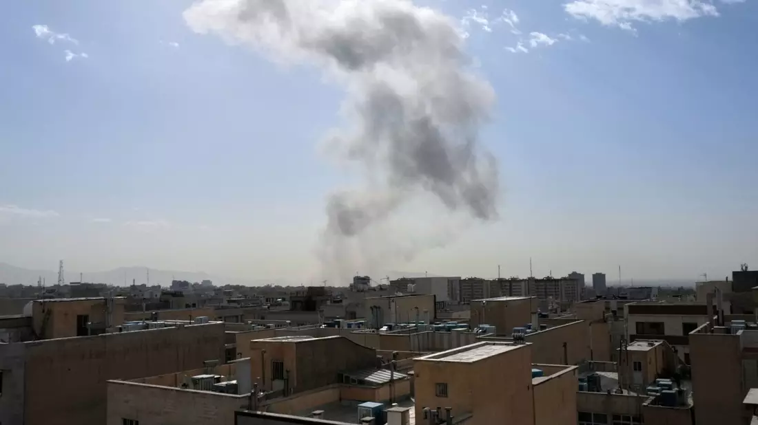 In Irans Hauptstadt gab es mehrere Explosionen.  - Bild: Vahid Salemi/AP/dpa