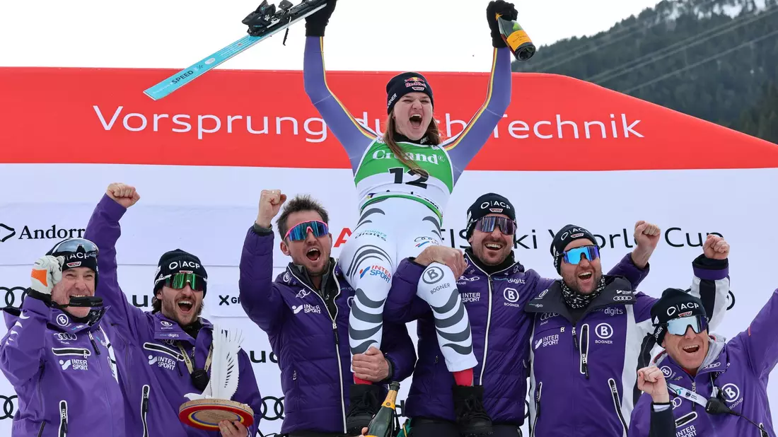 Nach ihrem Triumph wird Emma Aicher gebührend gefeiert. - Bild: Marco Trovati/AP/dpa