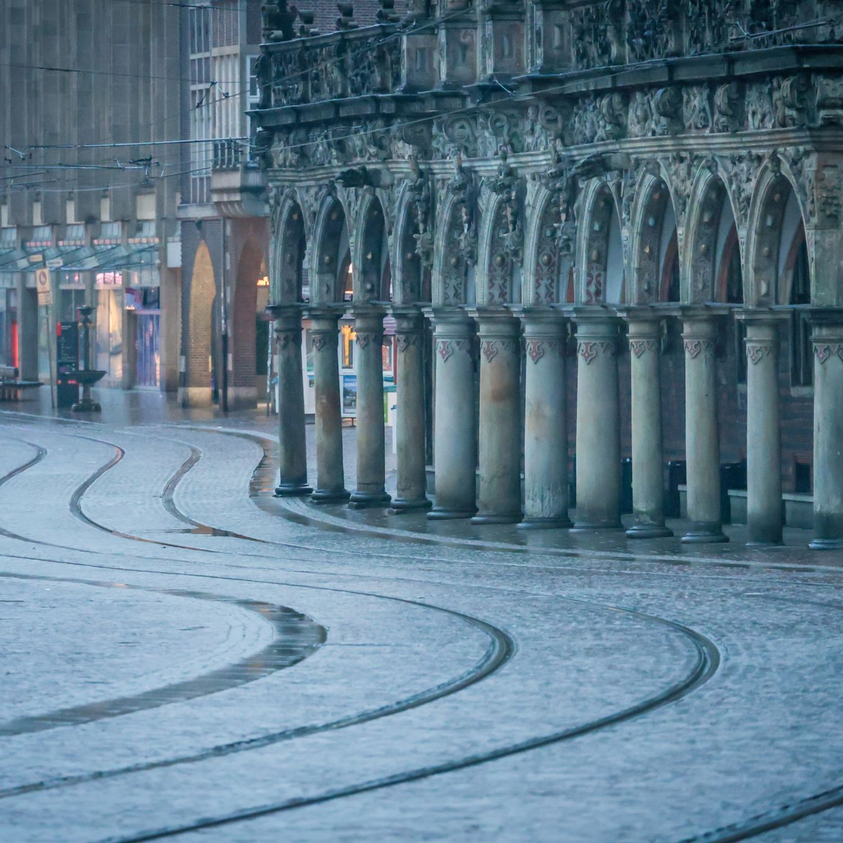 Keine Straßenbahn weit und breit - am Morgen vor dem Bremer Rathaus. - Foto: Focke Strangmann/dpa