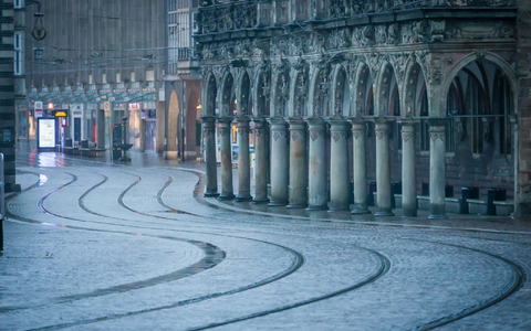 Keine Straßenbahn weit und breit - am Morgen vor dem Bremer Rathaus. - Foto: Focke Strangmann/dpa