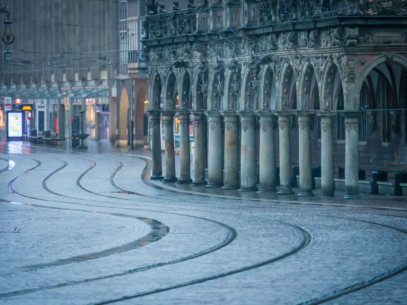 Keine Straßenbahn weit und breit - am Morgen vor dem Bremer Rathaus. - Foto: Focke Strangmann/dpa