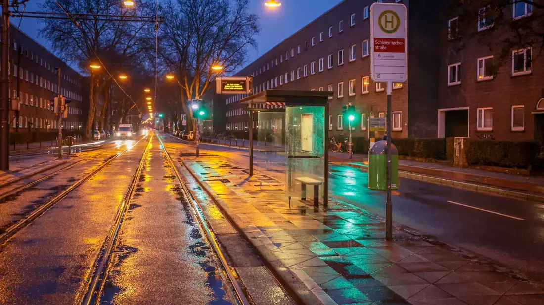 Keine Tram, keine Fahrgäste an der Haltestelle. - Bild: Focke Strangmann/dpa