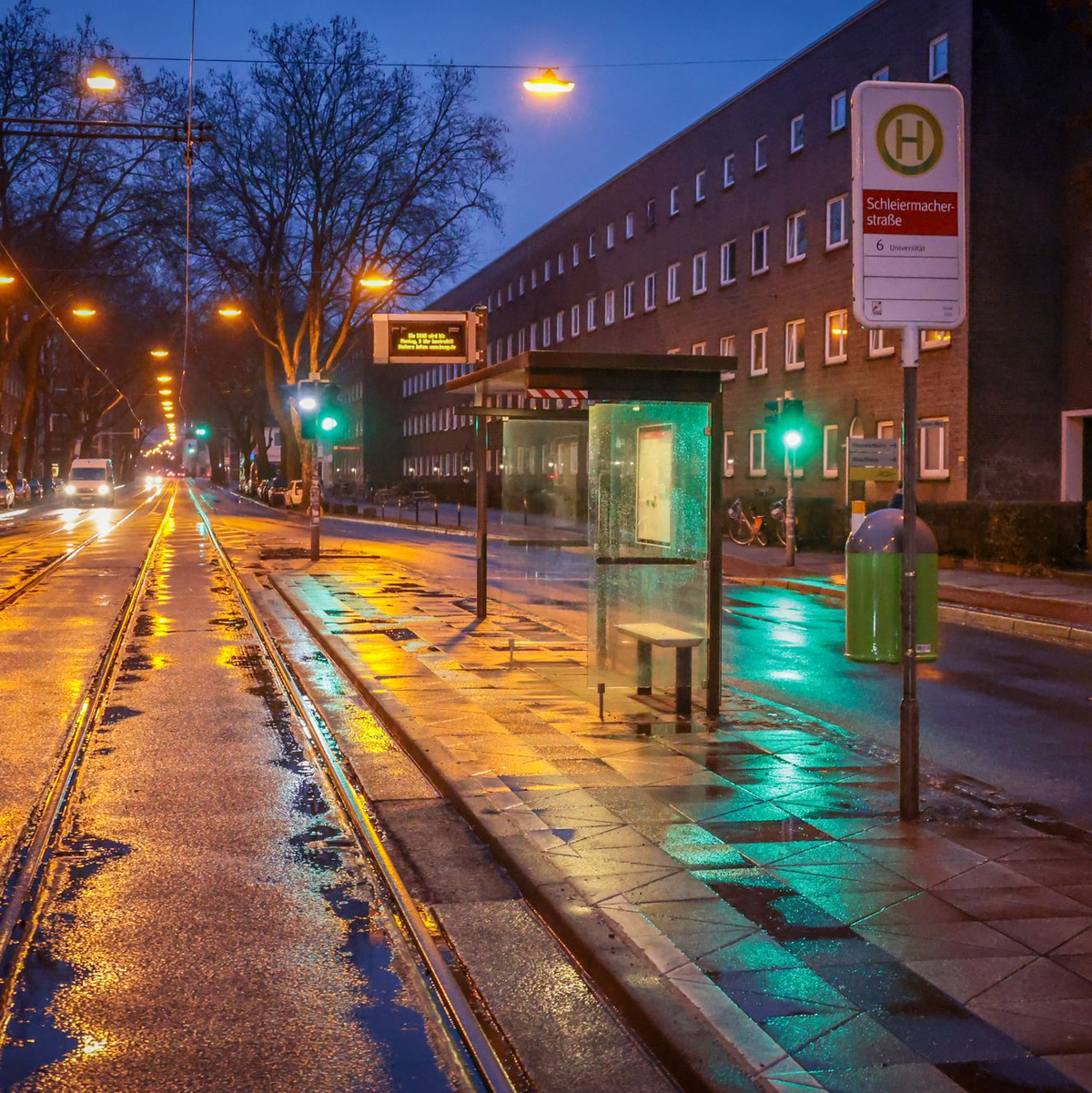 Keine Tram, keine Fahrgäste an der Haltestelle. - Foto: Focke Strangmann/dpa