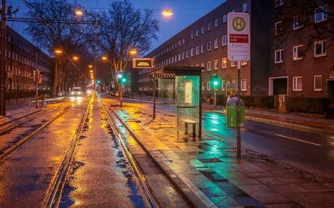 Keine Tram, keine Fahrgäste an der Haltestelle. - Foto: Focke Strangmann/dpa