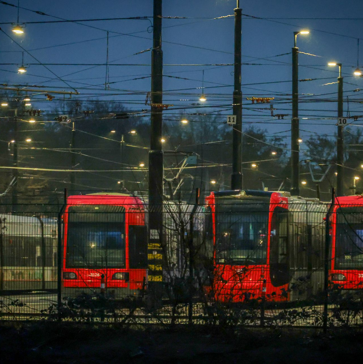 Stehen statt fahren - Straßenbahnen am Samstagmorgen in einem Depot in Bremen. - Foto: Focke Strangmann/dpa