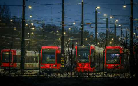 Stehen statt fahren - Straßenbahnen am Samstagmorgen in einem Depot in Bremen. - Foto: Focke Strangmann/dpa