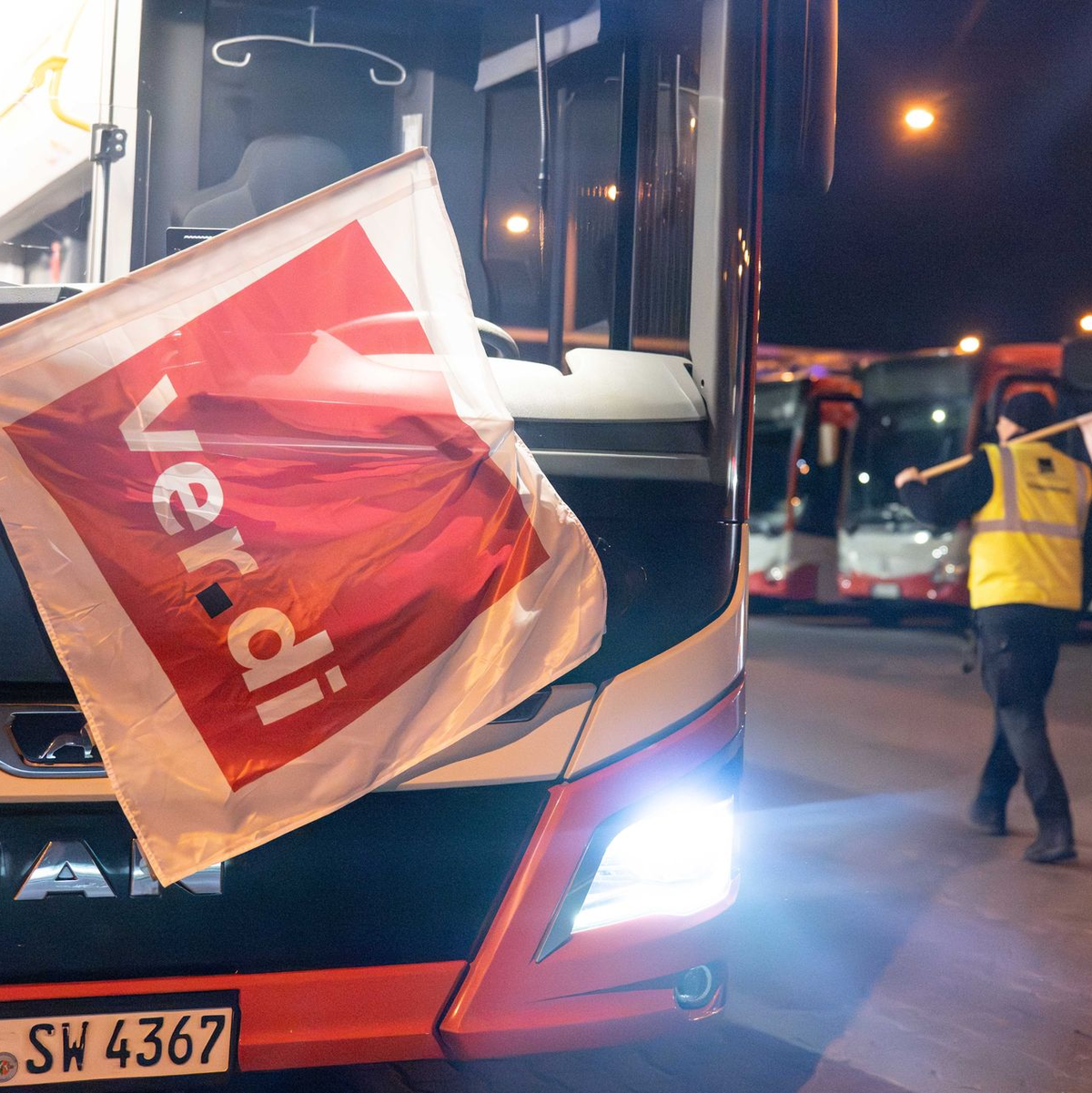 Busfahrer im Warnstreik - Verdi hat zur Arbeitsniederlegung aufgerufen. - Foto: Benjamin Westhoff/dpa