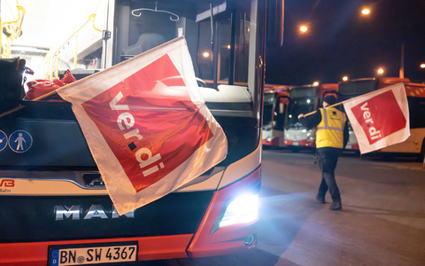 Busfahrer im Warnstreik - Verdi hat zur Arbeitsniederlegung aufgerufen. - Foto: Benjamin Westhoff/dpa