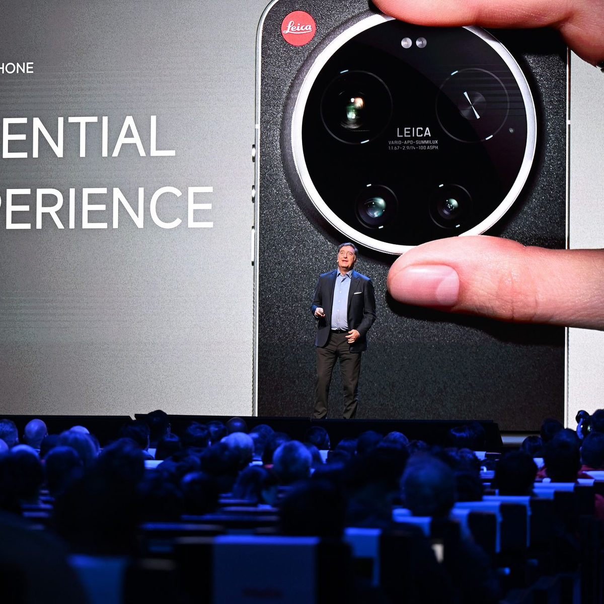 Leica-Chef Matthias Harsch bewirbt das neue Smartphone seiner Firma auf der Bühne. - Foto: Wolf von Dewitz/dpa