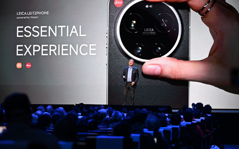 Leica-Chef Matthias Harsch bewirbt das neue Smartphone seiner Firma auf der Bühne. - Foto: Wolf von Dewitz/dpa