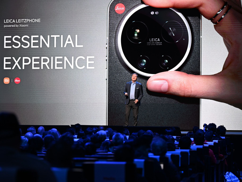 Leica-Chef Matthias Harsch bewirbt das neue Smartphone seiner Firma auf der Bühne. - Foto: Wolf von Dewitz/dpa