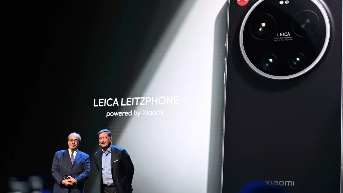 Nach der Präsentation bekamen Leica-Chef Matthias Harsch (rechts) und der Aufsichtsratsvorsitzende Andreas Kaufmann viel Applaus. - Bild: Wolf von Dewitz/dpa
