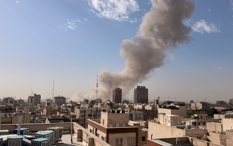 Eine Rauchsäule über Teheran.  - Foto: Uncredited/AP/dpa