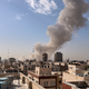 Eine Rauchsäule über Teheran.  - Foto: Uncredited/AP/dpa