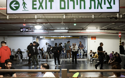 Menschen in Israel suchen in Schutzräumen Zuflucht vor iranischen Raketenangriffen. - Foto: Oren Ziv/dpa