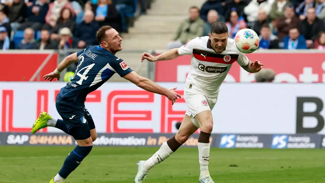 Mathias Pereira Lage köpft zum 1:0 für St. Pauli ein. - Bild: Heiko Becker/dpa