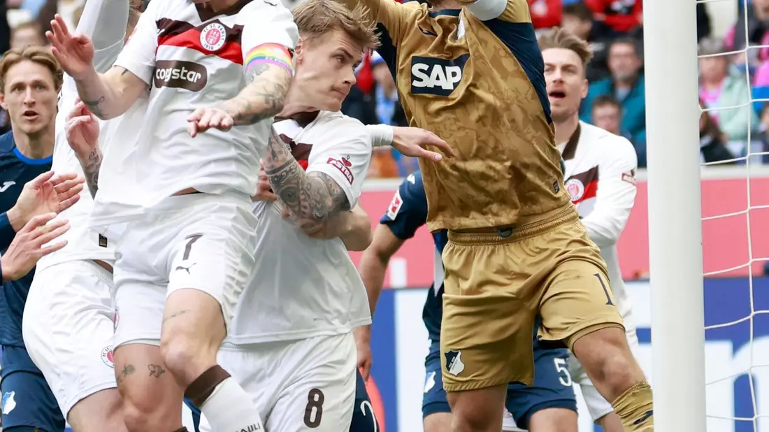 Hoffenheims Nationaltorwart Oliver Baumann bekam gegen St. Pauli unerwartet viel Arbeit.   - Bild: Heiko Becker/dpa