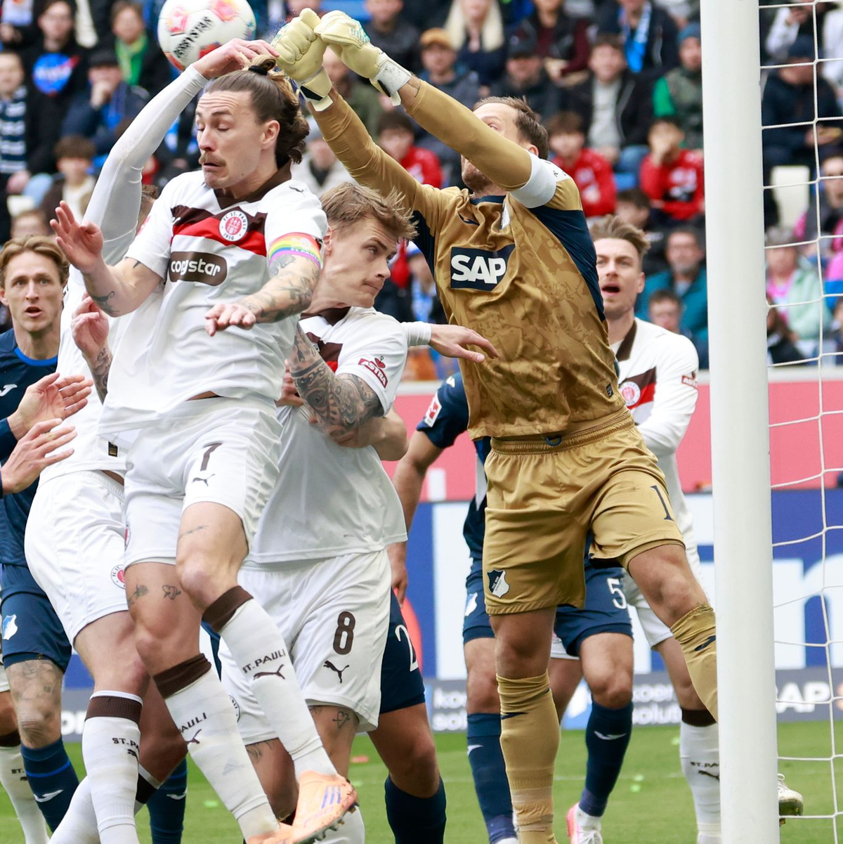 Hoffenheims Nationaltorwart Oliver Baumann bekam gegen St. Pauli unerwartet viel Arbeit.   - Foto: Heiko Becker/dpa
