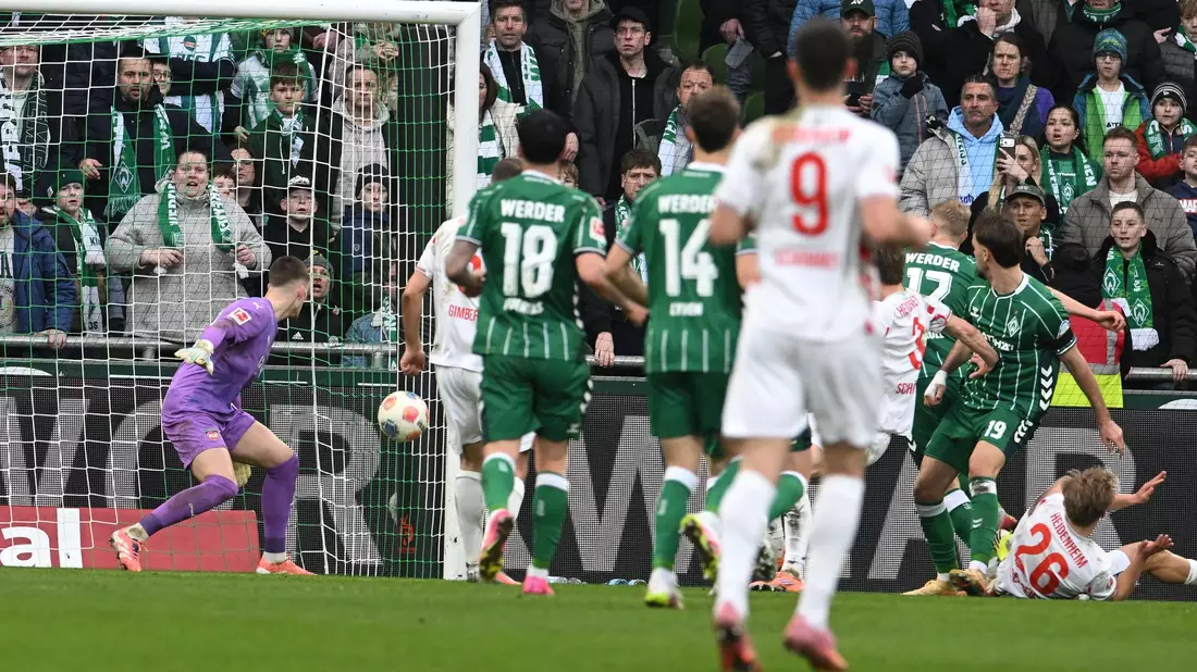  Jovan Milosevic (r. in Grün) trifft zum 1:0 für Werder Bremen gegen Heidenheim. - Bild: Carmen Jaspersen/dpa