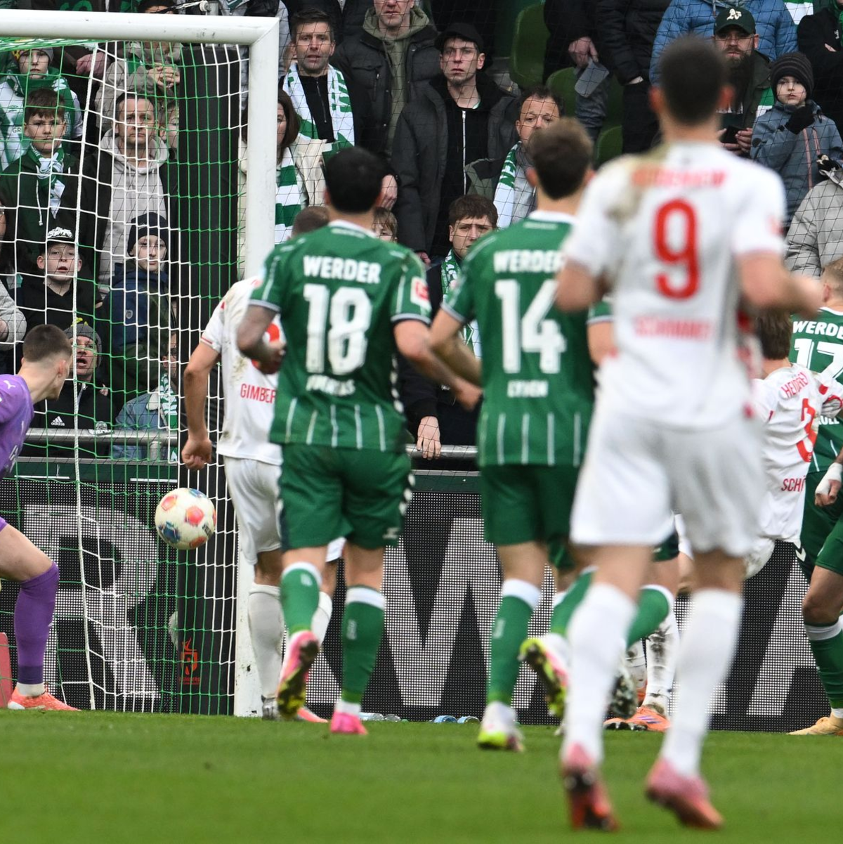  Jovan Milosevic (r. in Grün) trifft zum 1:0 für Werder Bremen gegen Heidenheim. - Foto: Carmen Jaspersen/dpa