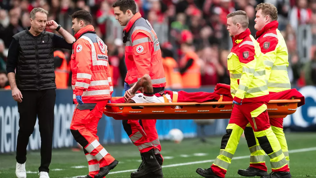 Für Bayer Leverkusens Arthur endete das Heimspiel gegen Mainz bitter. - Bild: Marius Becker/dpa