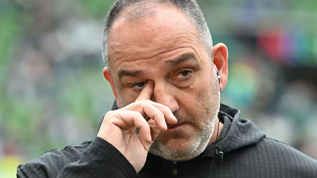 Es wird immer enger für seine Mannschaft: Heidenheims Trainer Frank Schmidt - Bild: Carmen Jaspersen/dpa