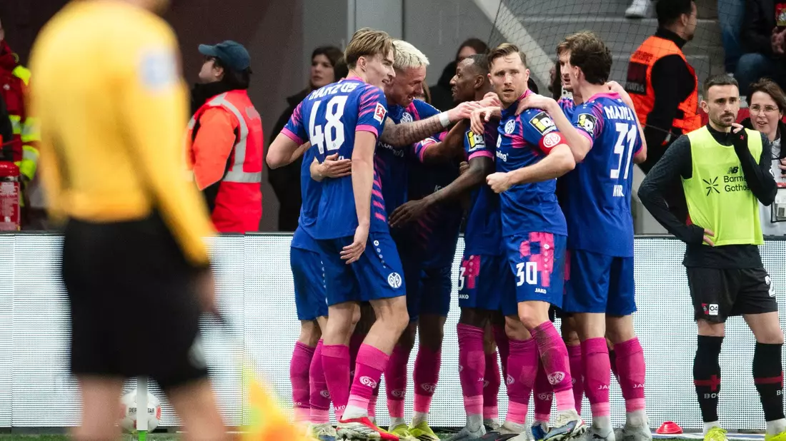 Mainz jubelt über das Tor zum 1:0.  - Bild: Marius Becker/dpa