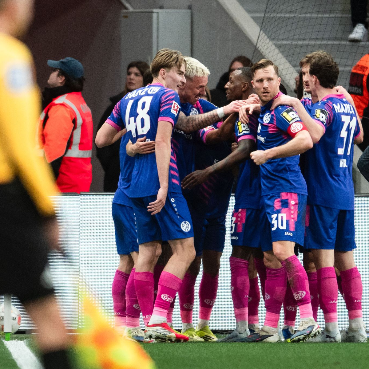 Mainz jubelt über das Tor zum 1:0.  - Foto: Marius Becker/dpa