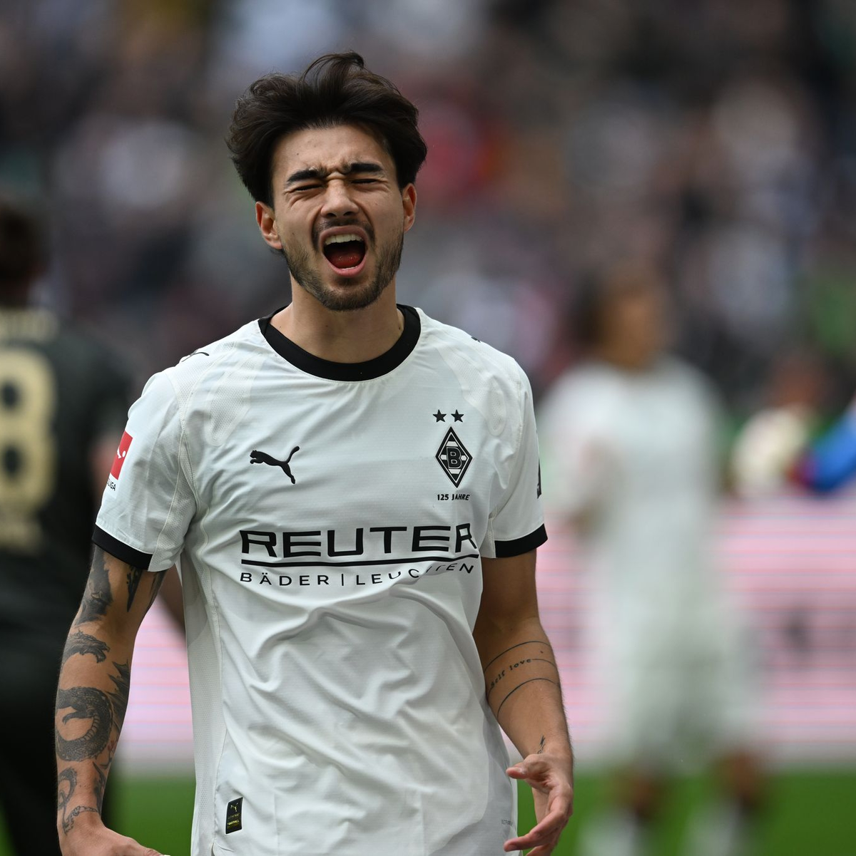 Auch Gladbachs Castrop traf das Tor nicht. - Foto: Fabian Strauch/dpa