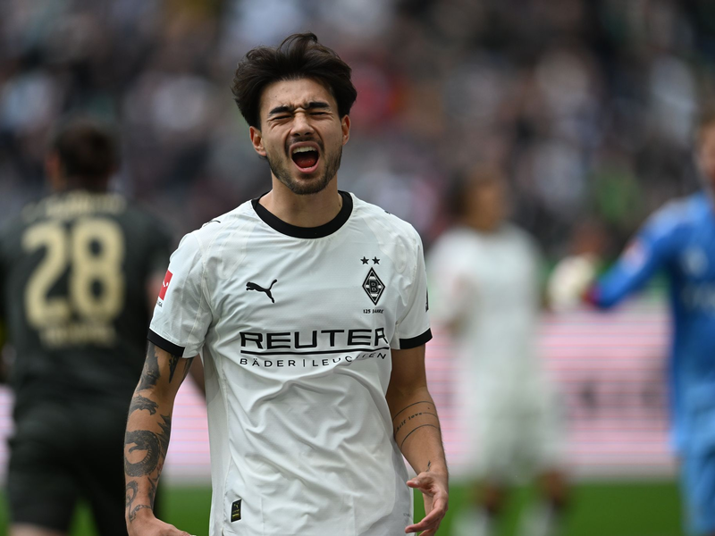 Auch Gladbachs Castrop traf das Tor nicht. - Foto: Fabian Strauch/dpa