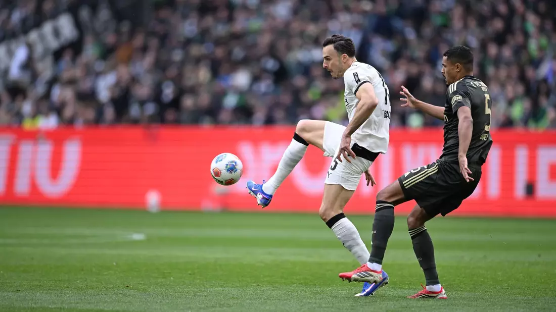 Gut abgeschirmt: Borussias Torjäger Haris Tabakovic. - Bild: Fabian Strauch/dpa
