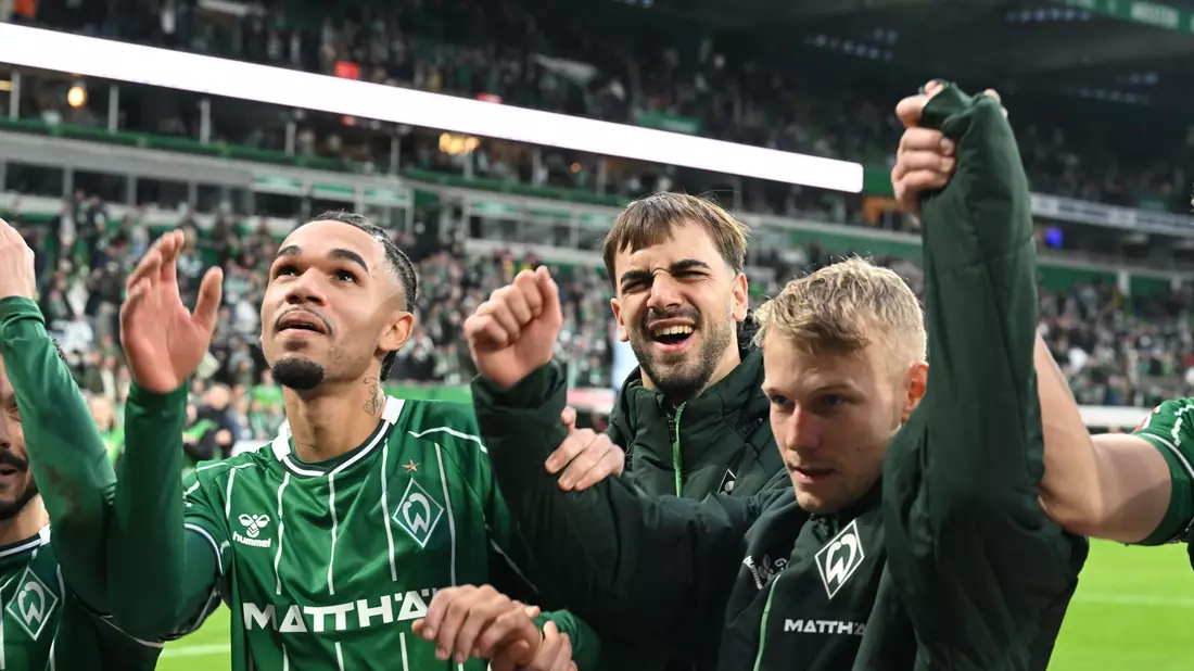 Die Bremer feiern den Sieg gegen Heidenheim - Bild: Carmen Jaspersen/dpa