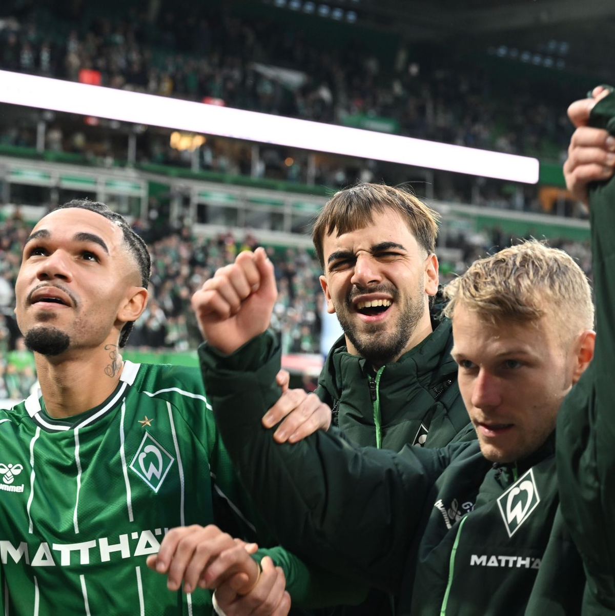 Die Bremer feiern den Sieg gegen Heidenheim - Foto: Carmen Jaspersen/dpa