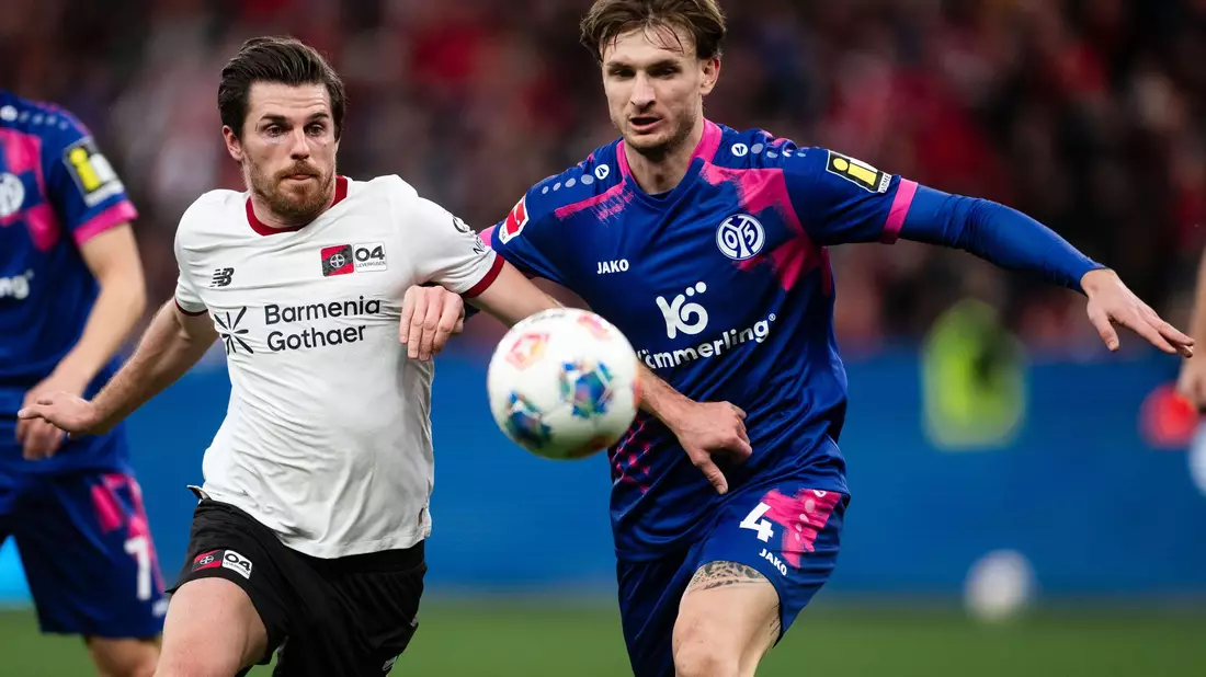 Jonas Hofmann (l) und die anderen Leverkusener taten sich schwer gegen Mainz. - Bild: Marius Becker/dpa