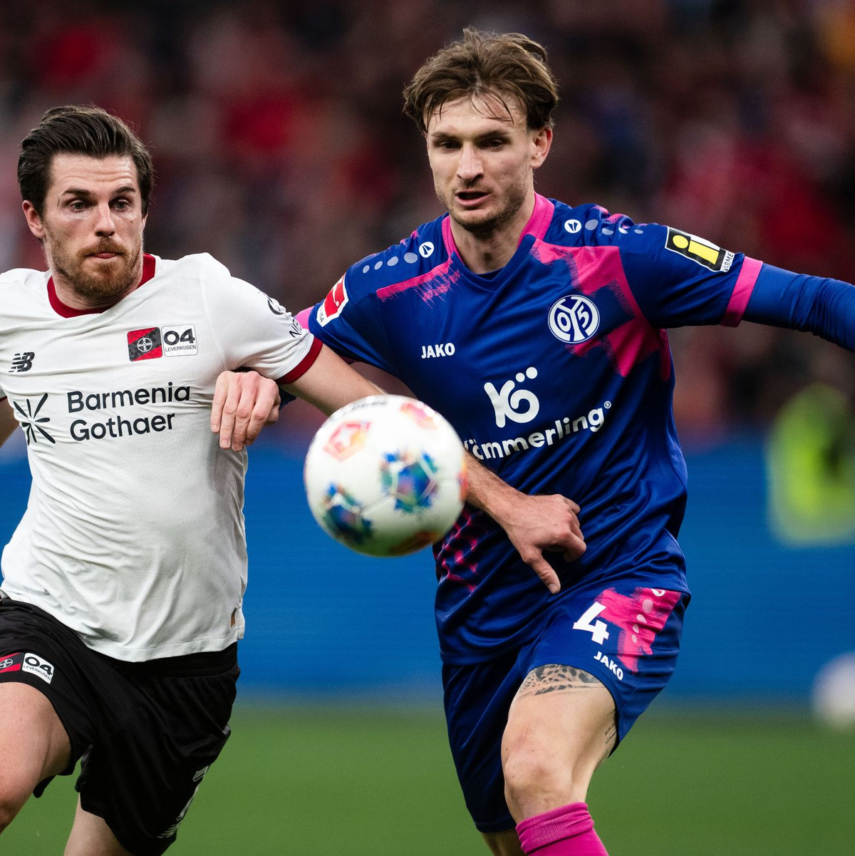 Jonas Hofmann (l) und die anderen Leverkusener taten sich schwer gegen Mainz. - Foto: Marius Becker/dpa