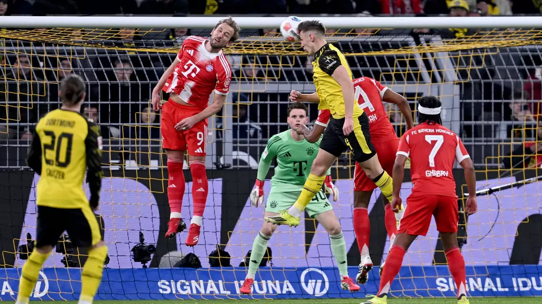 Niko Schlotterbeck (m, in Gelb) köpft zum 1:0 ein. - Bild: David Inderlied/dpa