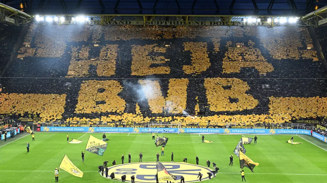 Die Fans der Dortmunder mit einer beeindruckenden Chorografie.  - Bild: Federico Gambarini/dpa