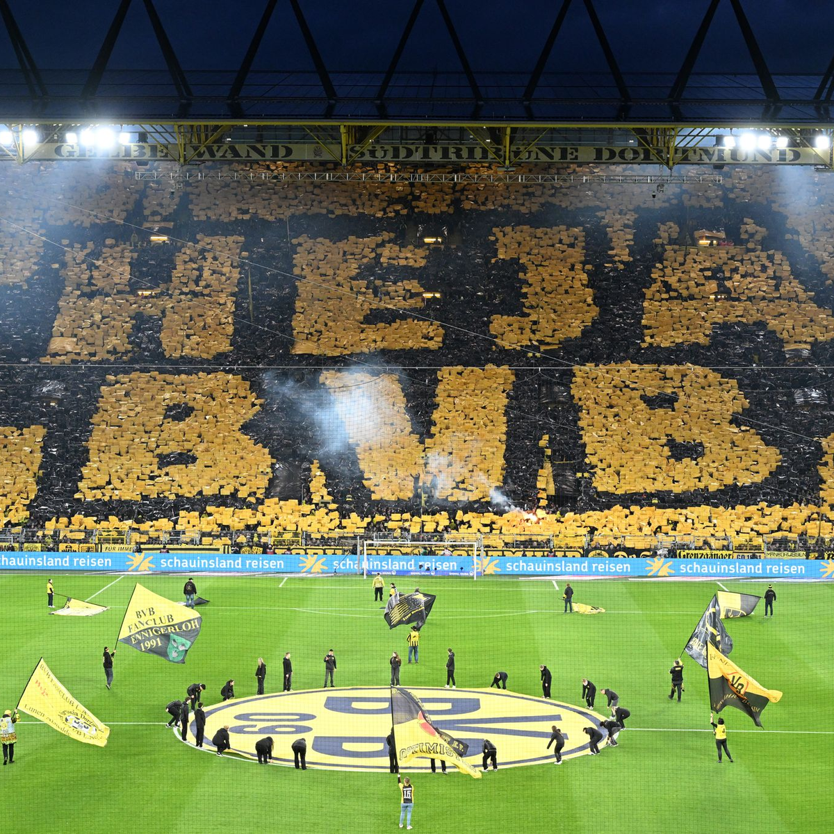 Die Fans der Dortmunder mit einer beeindruckenden Chorografie.  - Foto: Federico Gambarini/dpa