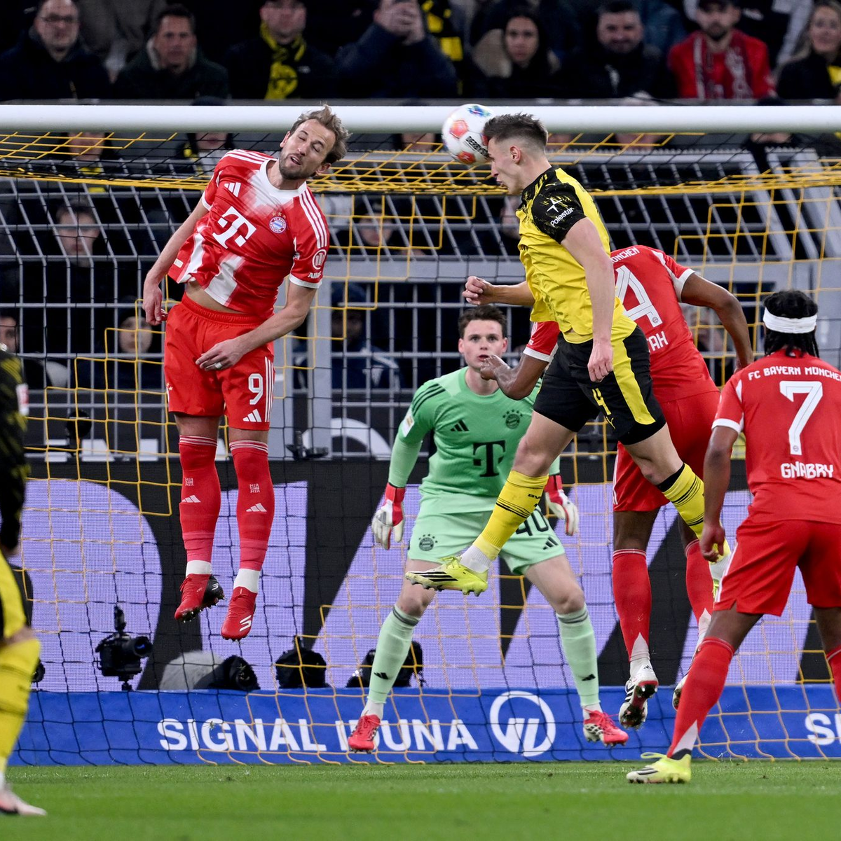 Niko Schlotterbeck (m, in Gelb) köpft zum 1:0 ein. - Foto: David Inderlied/dpa
