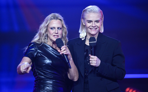 Ungewohnter Look: Hazel Brugger moderierte den Vorentscheid mit streng nach hinten gestylten Haaren. - Foto: Britta Pedersen/dpa