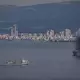 Blick auf die Bucht von Haifa, wo ein Geschoss explodiert. - Bild: Leo Correa/AP/dpa