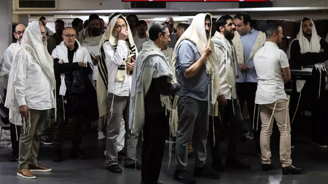 Menschen in Israel harrten in Schutzräumen aus.  - Bild: Oren Ziv/dpa