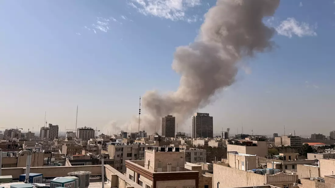 Eine Rauchsäule über Teheran.  - Bild: Uncredited/AP/dpa