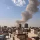 Eine Rauchsäule über Teheran.  - Bild: Uncredited/AP/dpa