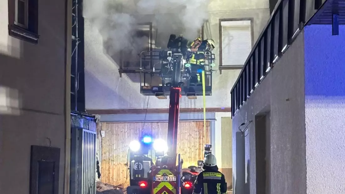 KFV-CW: Großbrand fordert Einsatzkräfte in Calwer Innenstadt - Zwei Leichtverletzte im Krankenhaus behandelt - Bild: presseportal.de